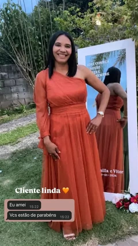 Cliente com vestido terracota de manga longa em um casamento. Mensagem: Eu amei. Vocês estão de parabéns.